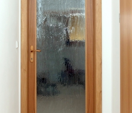 Prosklené protipožární dveře v kancelářské budově