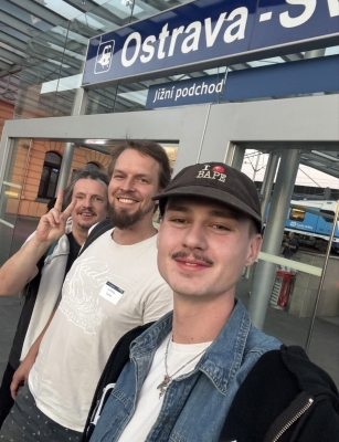 Marek Rolný, Václav Juchelka a Jan Sedláček na nádraží v Ostravě po workshopu.
